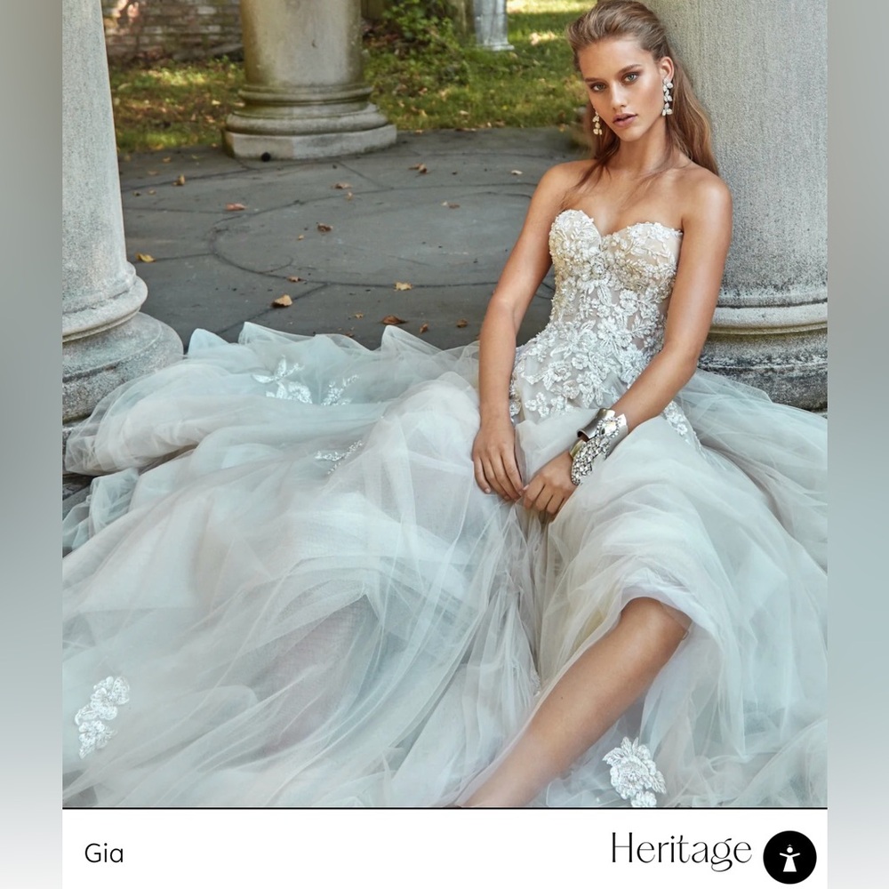 Galia Lahav Gown GIA G-503 3D Floral Appliqué Sz 44 Sample NWD Missing 1 Grommet
